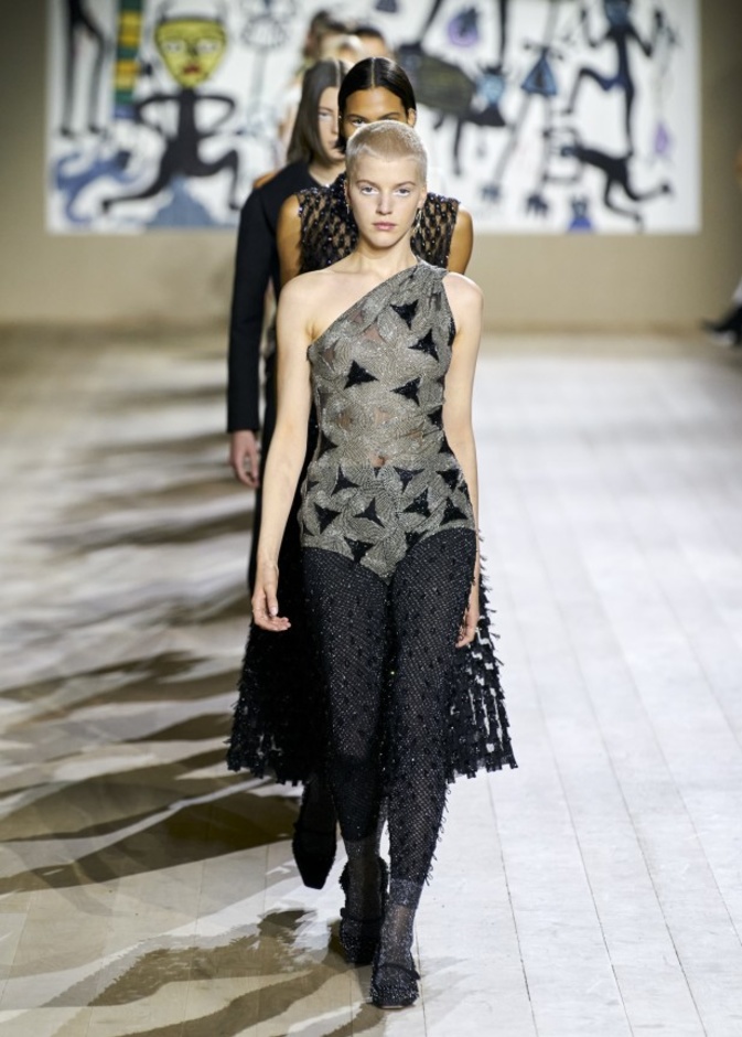 قالت Maria Grazia Chiuri ان الفكرة هي أنه يجب أن تكون قادرًا على ارتداء Dior في كل لحظة من اليوم