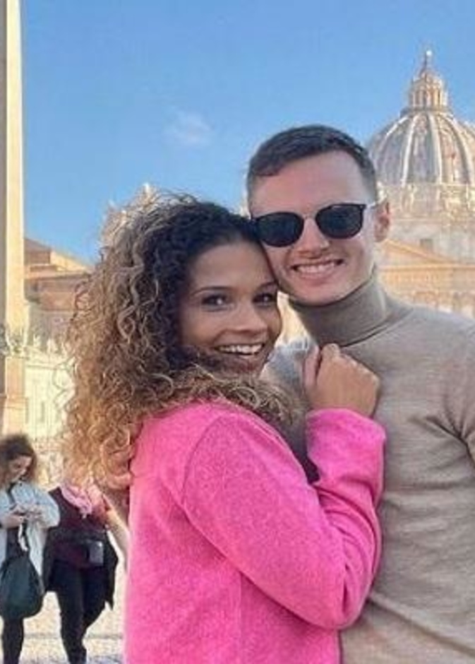 من طرائف الملاعب.. الحب من أول كرت أحمر