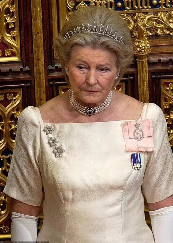 ليدي فارنهام صديقة الملكة ووصيفتها