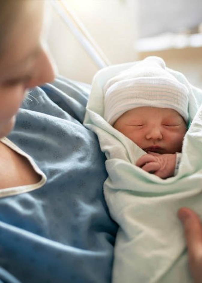 ما هي مزايا الولادة الطبيعية مقارنة بالولادة القيصرية