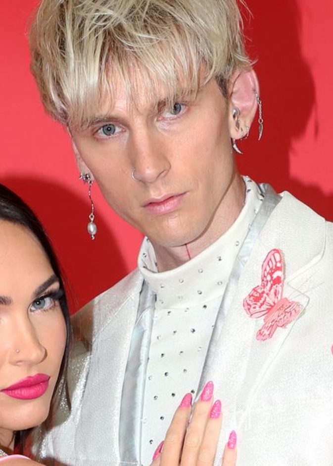 ماشين غان كيلي قدم خاتم خطبة لميغان فوكس يؤلم عند خلعه