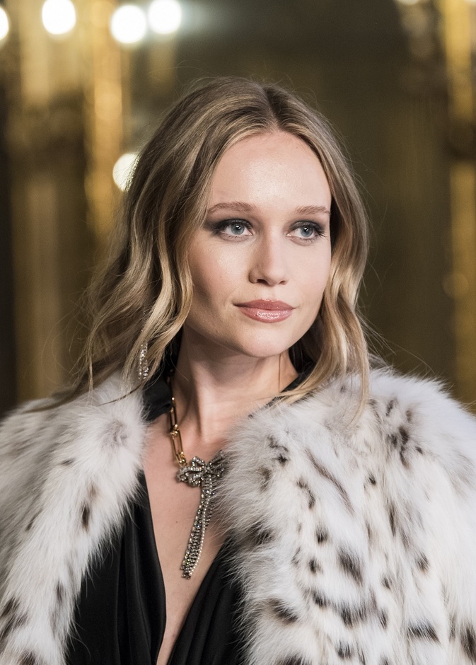 أجمل ألوان احمر شفاه مشمشي لإطلالة دافئة وناعمة في شتاء 2022