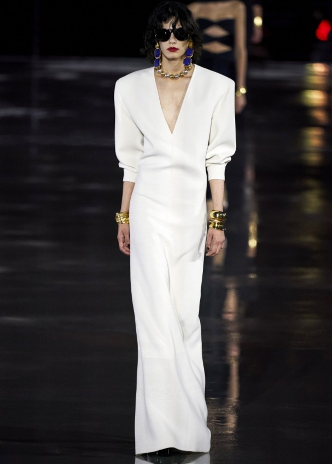 من مجموعة Saint Laurent لربيع وصيف 2022 وقد تميّز بقصة الـV neck