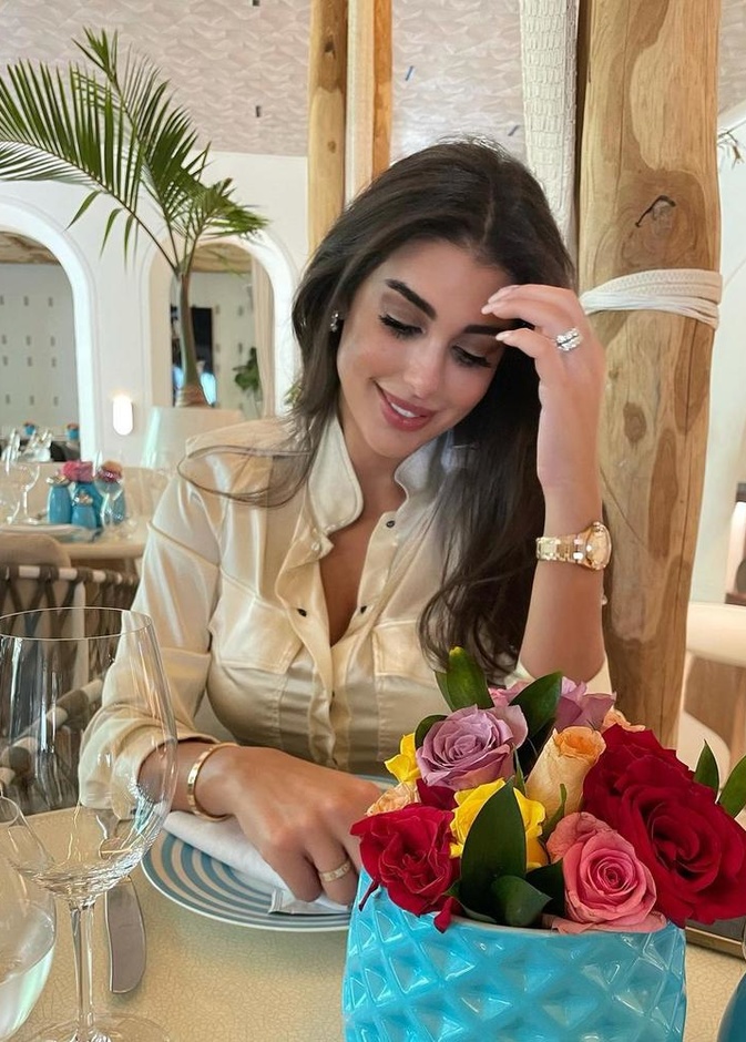 ياسمين صبري بخاتم زفاف كارتييه