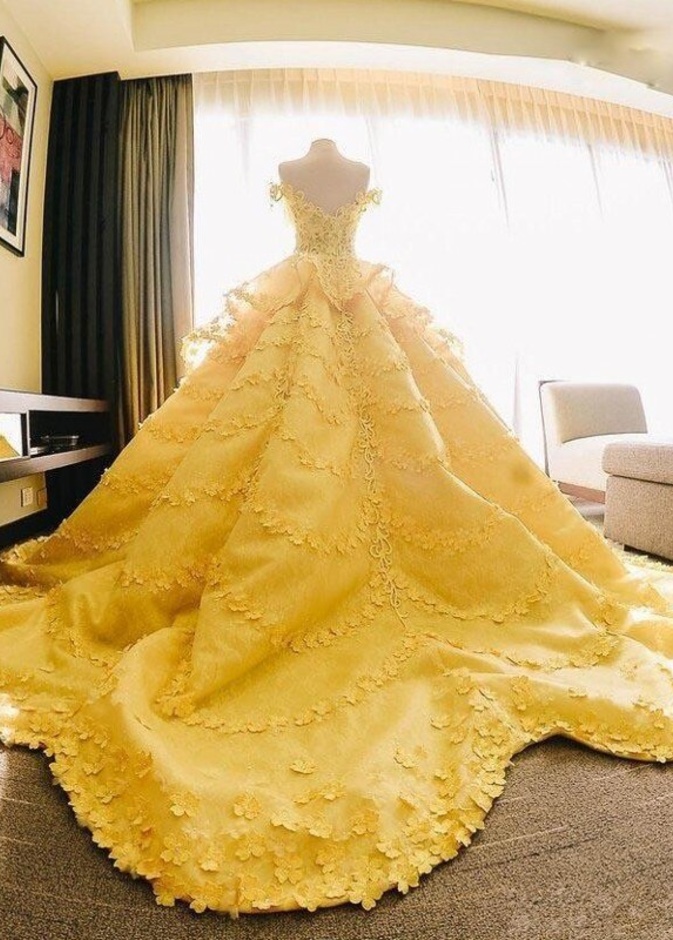 عروس تثير الجدل بظهورها بفستان زفاف أصفر ضخم