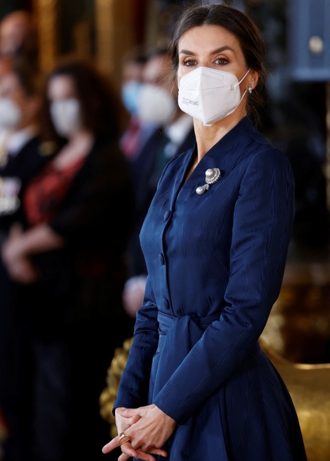 الملكة ليتيزيا ترتدي بروش الملكة إينا Queen Ena's brooch