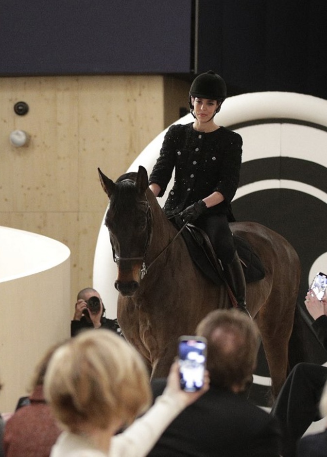 شارلوت كاسيراغي تظهر على حصان في عرض أزياء شانيل Chanel