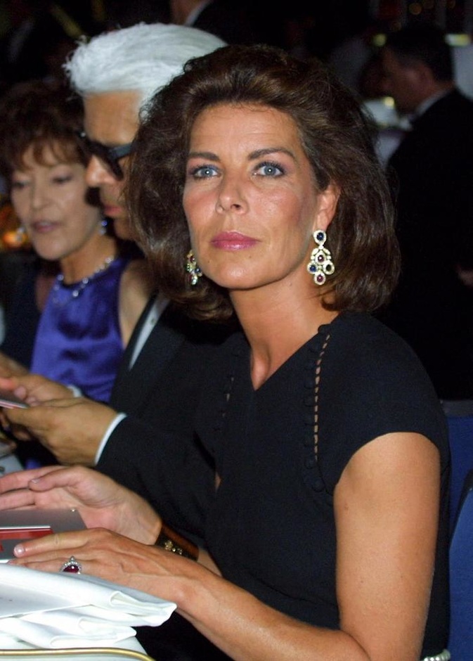 الأميرة كارولين تتألق بالأقراط المرصعة بالأحجار الكريمة من مجموعة مجوهراتها