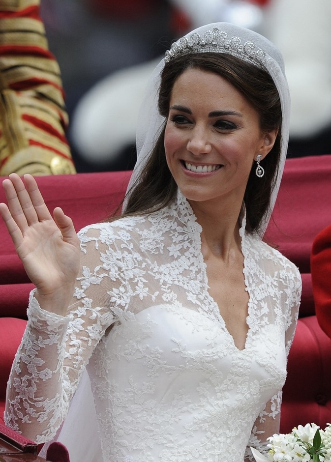 كيت ميدلتون تكسر البروتوكول الملكي في حفل زفافها
