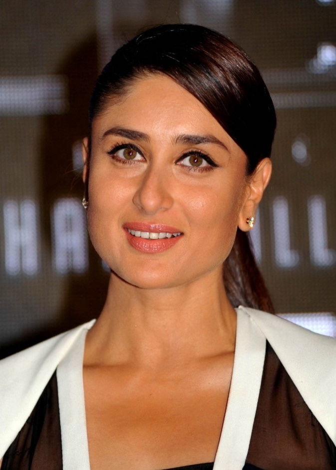 طريقة العناية بالبشرة للمرأة الأربعينية على خطى كارينا كابور