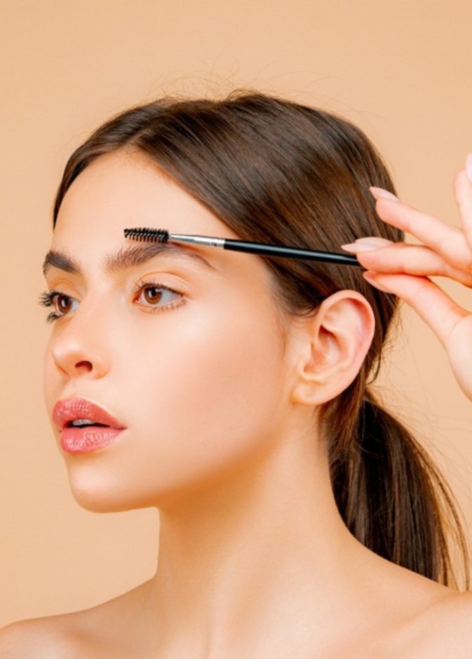  أسباب تساقط شعر الحواجب