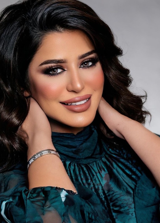 تسريحات مميزة لصاحبات الشعر الكثيف من وحي صمود الكندري