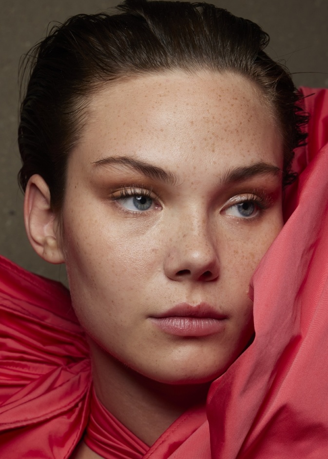 تطبيق احمر الشفاه المات الفاتح من دار Elie Saab