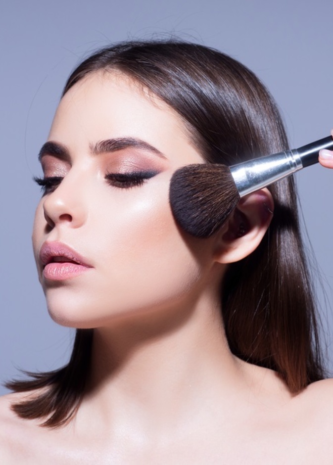 طريقة وضع البلاشر حسب شكل وجهك والدرجة المناسبة لكل بشرة