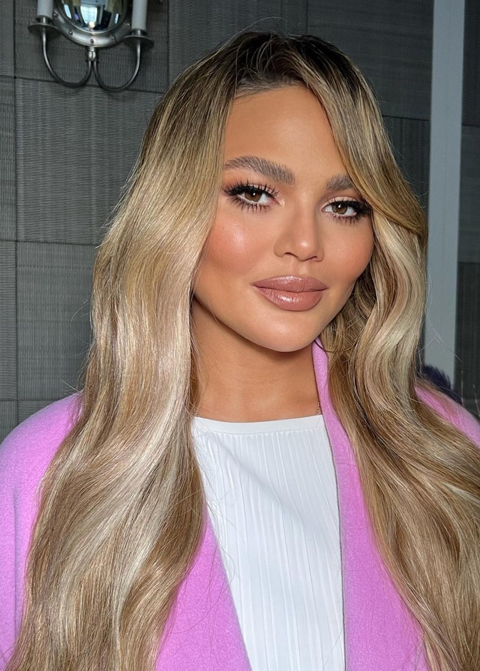 تغيرات جمالية ملفتة في إطلالة كريسي تيغن مع بداية العام الجديد 2022