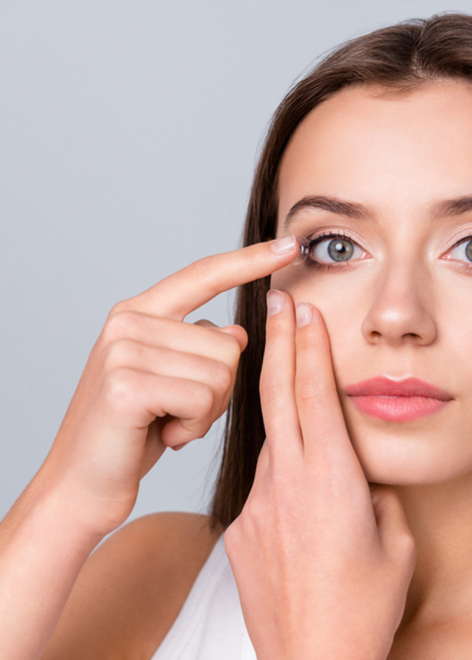 أهم النصائح عند استخدام العدسات اللاصقة ووضع المكياج