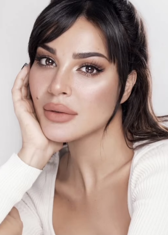 فيديو نادين نجيم بمكياج طبيعي ونصائح ذهبية لإخفاء حب الشباب وتكبير رسمة العين