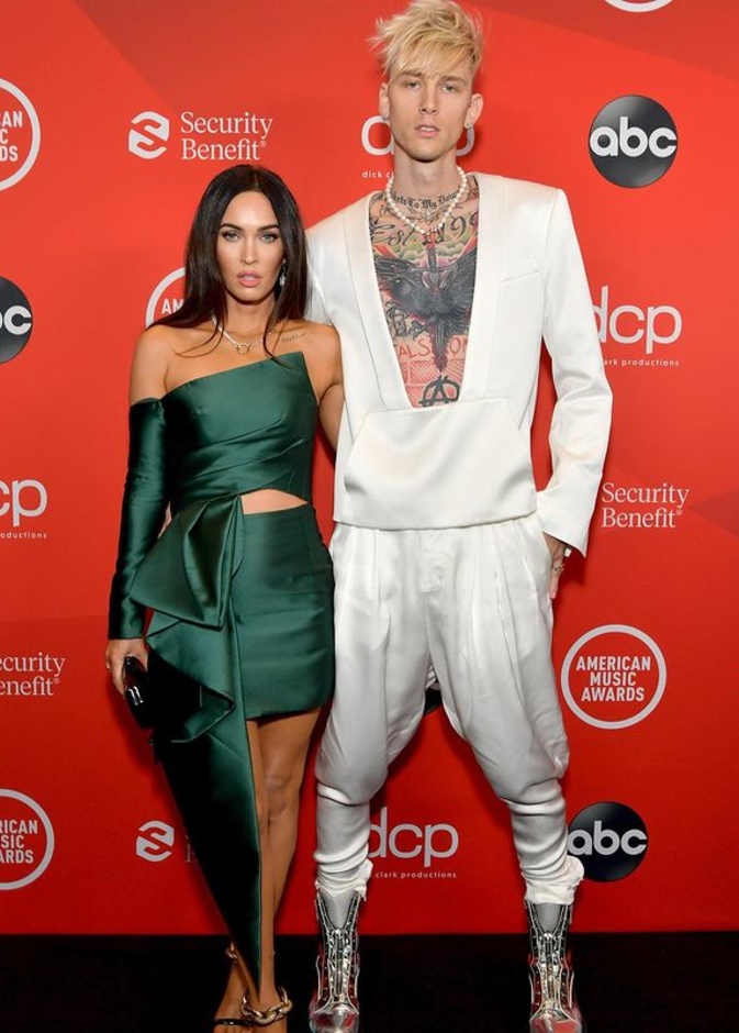 ميجان فوكس تعلن خطبتها لـ ماشين غان كيلي 