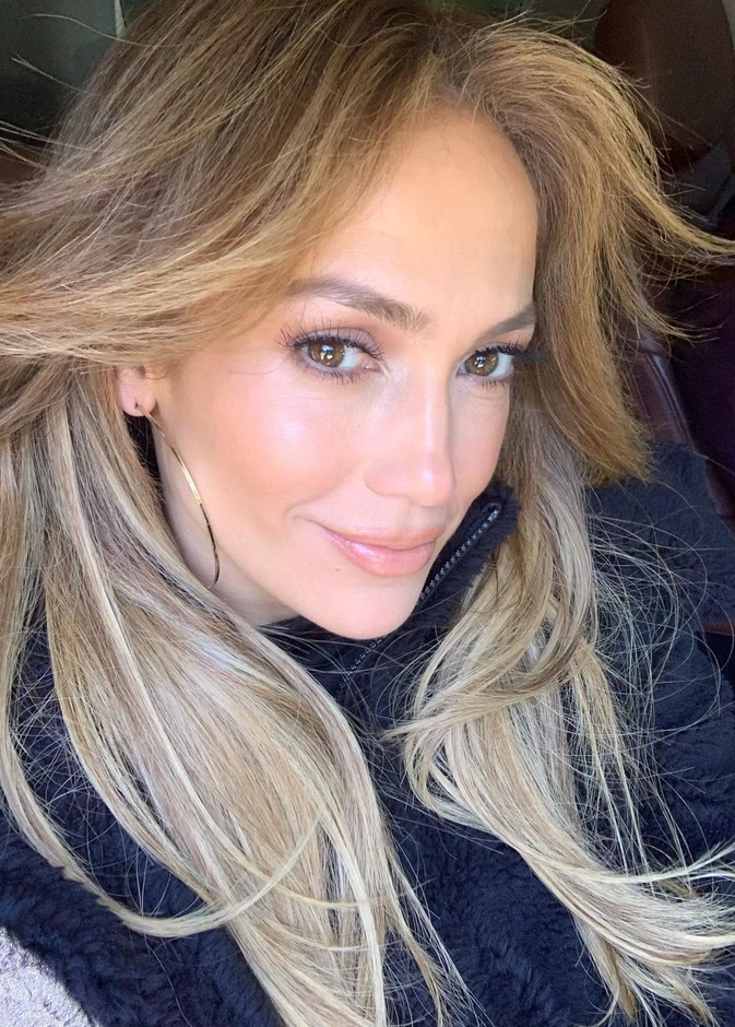 صور تكشف سحر ونقاوة بشرة جنيفر لوبيز أي مستحضرات جمالية تختارها