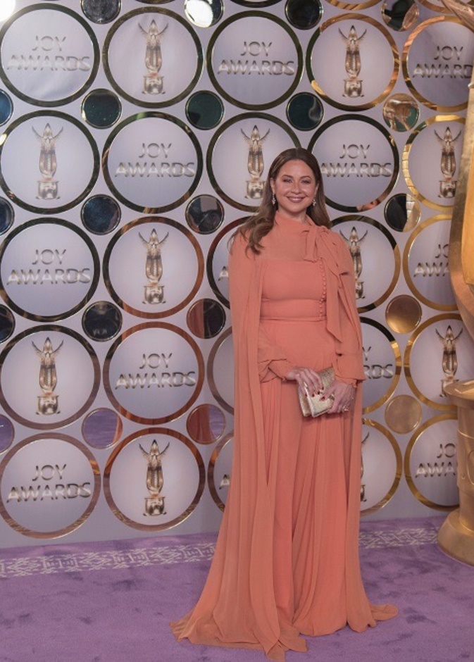 صيحة الكاب واللون الأسود يسيطران على فساتين النجمات في حفل JOY AWARDS