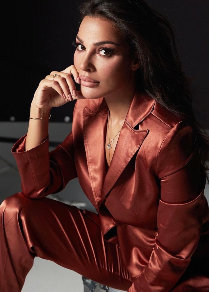 صيحات موسم شتاء 2022 بدلة رسمية باللّون الأحمر اللّافت من Michael Kors