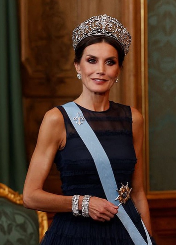 الملكة ليتيزيا تتألق بأجمل التيجان الملكية من مجموعة مجوهرات العائلة المالكة الإسبانية