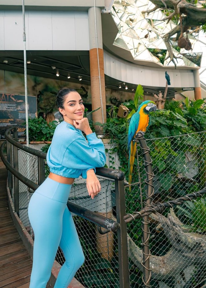 جيسيكا قهواتي بإطلالة مريحة لافتة بلونٍ رائع