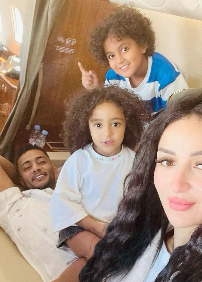 محمد رمضان بصحبة زوجته وطفليه في الطائرة 