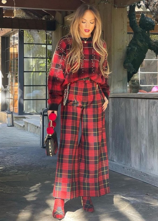 جينيفير لوبيز في إطلالة لها بصيحة الترتان من توقيع Roberto Cavalli