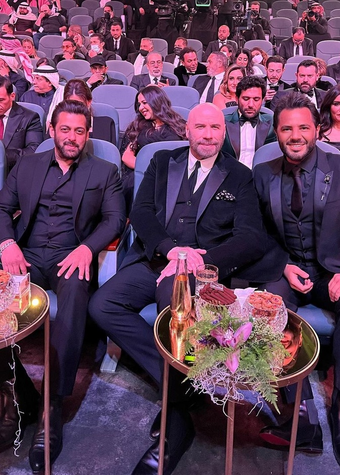 نيشان مع سلمان خان وجون ترافولتا 