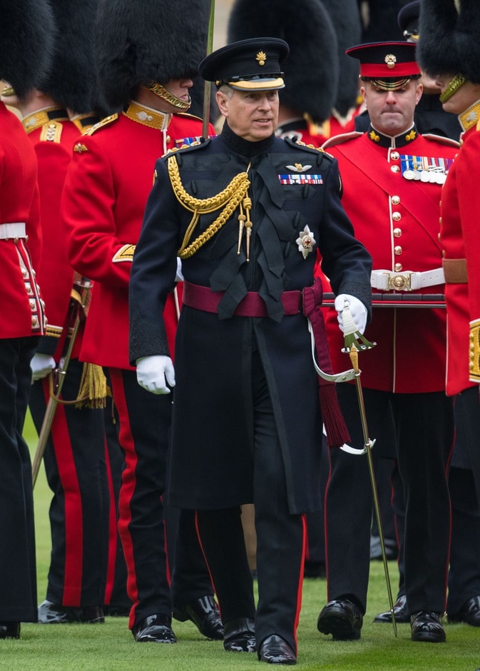 حرس غرينادير من أوائل المرحبين باستبعاد الأمير أندرو من الحياة الملكية