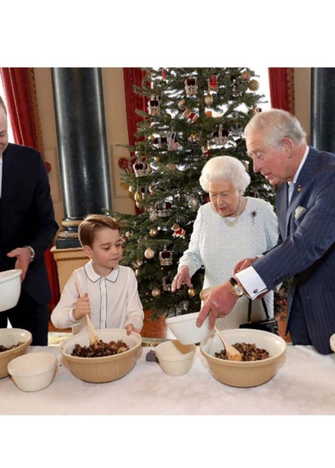 الملكة إليزابيث الثانية وورثة عرشها الأمير تشارلز والأمير ويليام والأمير جورج