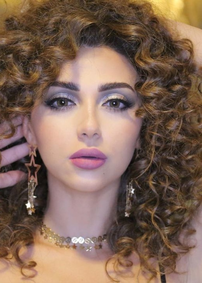تسريحات مميزة لصاحبات الشعر الكيرلي الطويل من وحي ميريام فارس 2022