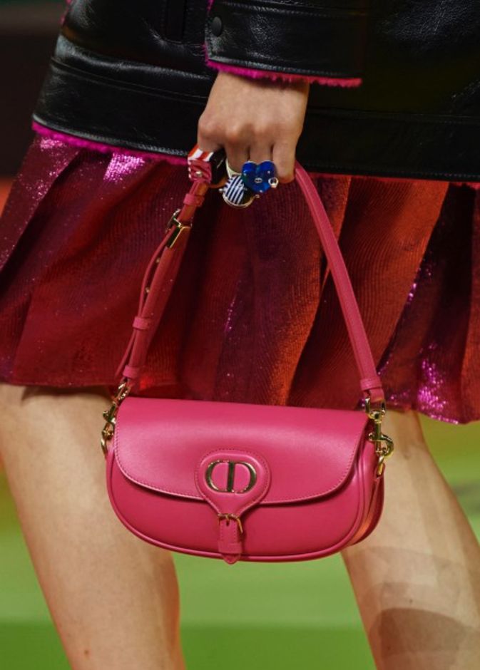 موديلات شنط ربيع 2022 باللون الفوشيا والقصة نصف الدائرية من دار Christian Dior