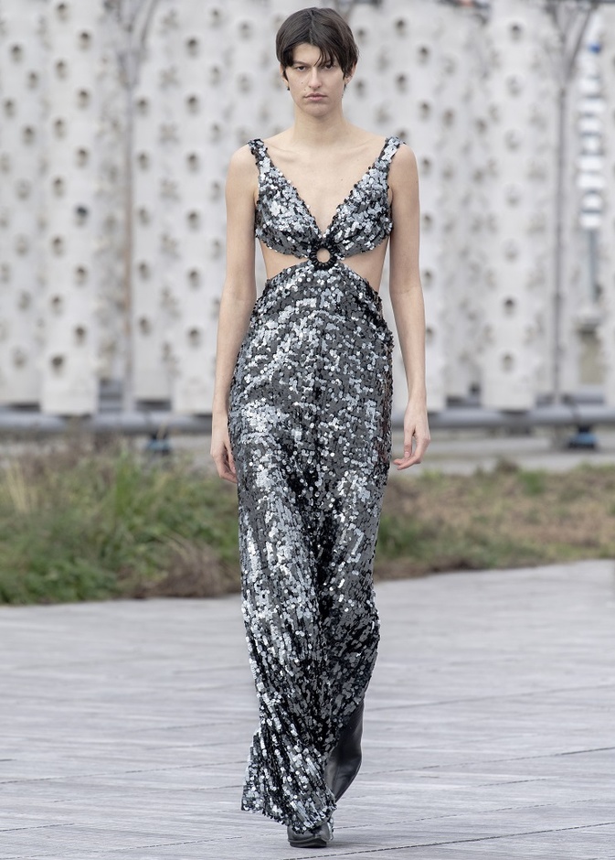 بالفيديو: بدلات وفساتين تعكس المستقبل في مجموعة Azzaro من الألبسة الفاخرة لربيع وصيف 2022