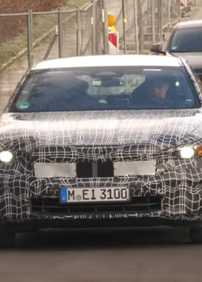 BMW تختبر الفئة الثامنة 2023 في شوارع ميونخ