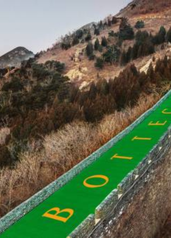 Bottega Veneta تستحوذ على سور الصين العظيم الصورة من موقع The Business of Fashion