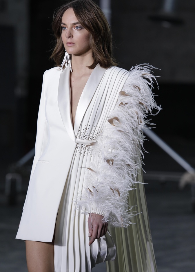 بوحي من الحضارة اليونانية.. جمالية لا توصف في فساتين المصمم جورج شقرا