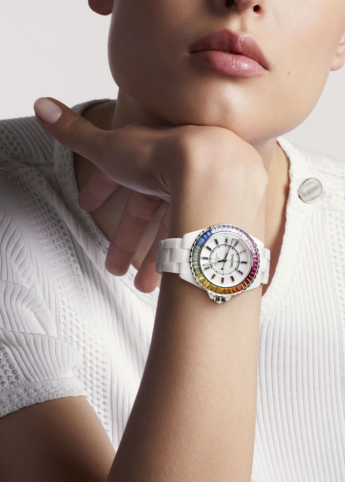 أروع الساعات المرصعة بالياقوت الأزرق من أحدث مجموعات المجوهرات