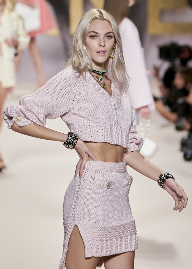 طرق تنسيق التنورة للصيف من دار Chanel العالمية