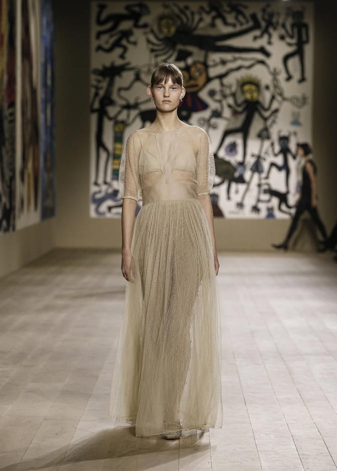 مجموعة حالمة بتصاميم براقة وثلاثية الأبعاد من دار Dior ضمن أسبوع الموضة للأزياء الفاخرة