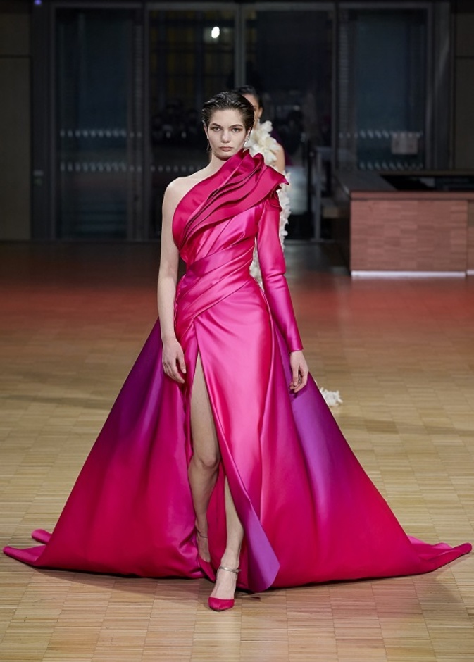 ايلي صعب يجسّد بهجة البحر المتوسط بفساتين مشرقة وألوان صاخبة