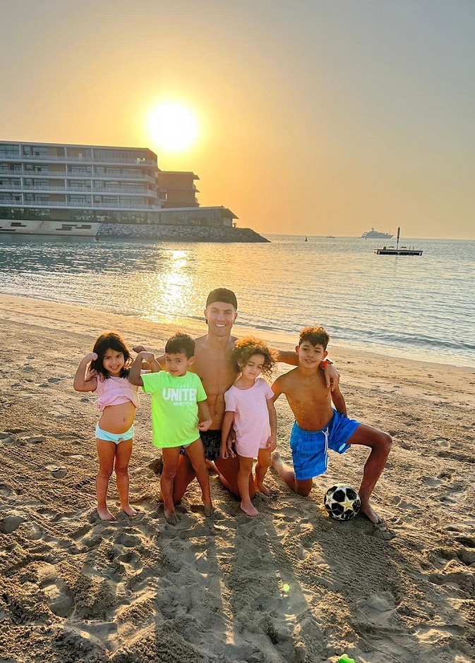 شاهد.. كريستيانو رونالدو يستمتع بإجازة ساحرة على شواطئ دبي 