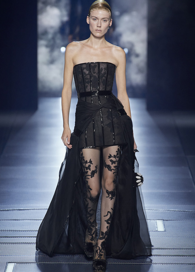 عرض أزياء فندي للهوت كوتور لربيع وصيف 2022