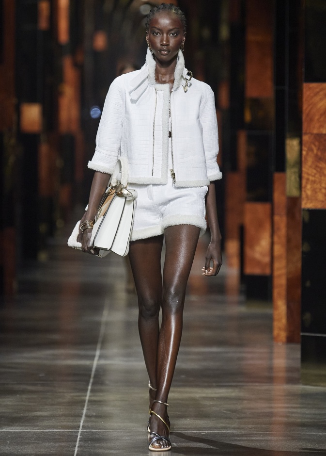 إطلالات باللّون الأبيض من دار Fendi العالمية