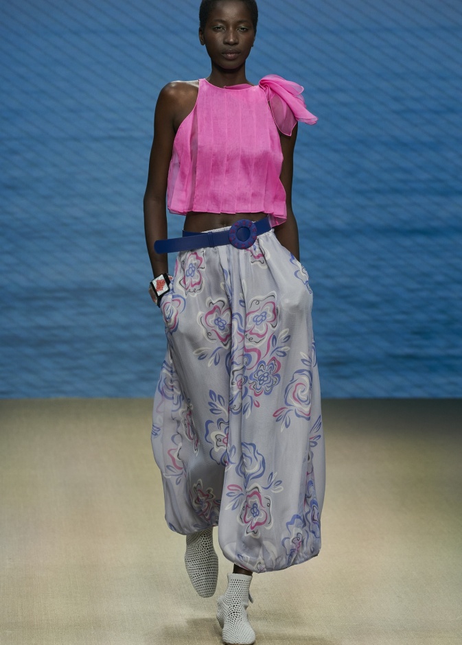 تنسيق السروال الواسع بأسلوب حيوي من Giorgio Armani