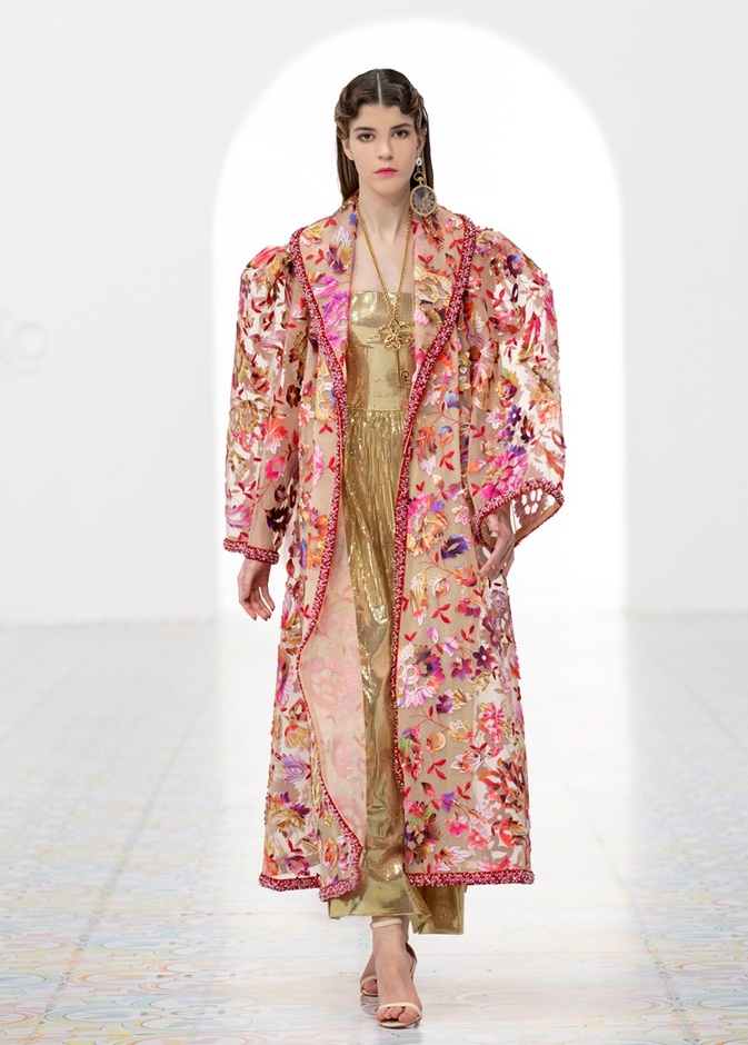 الرومانسية تتجسّد في تصاميم مجموعة أزياء جورج حبيقة لربيع وصيف 2022