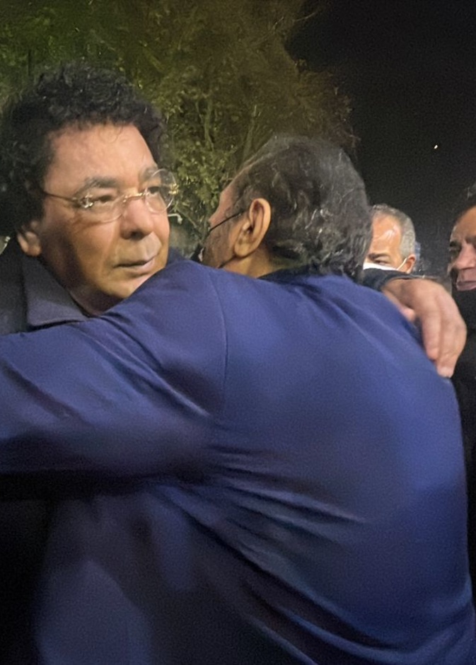 محمد منير في عزاء أحمد الحجار