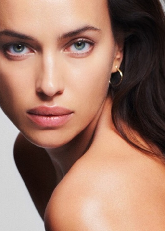 Irina Shayk بأقراط اذن دائرية