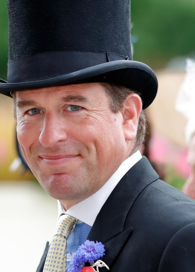 بيتر فيليبس يقدم صديقته للملكة